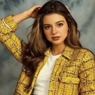 Brianna Mizura - Bio, Facts, Age, Family Life